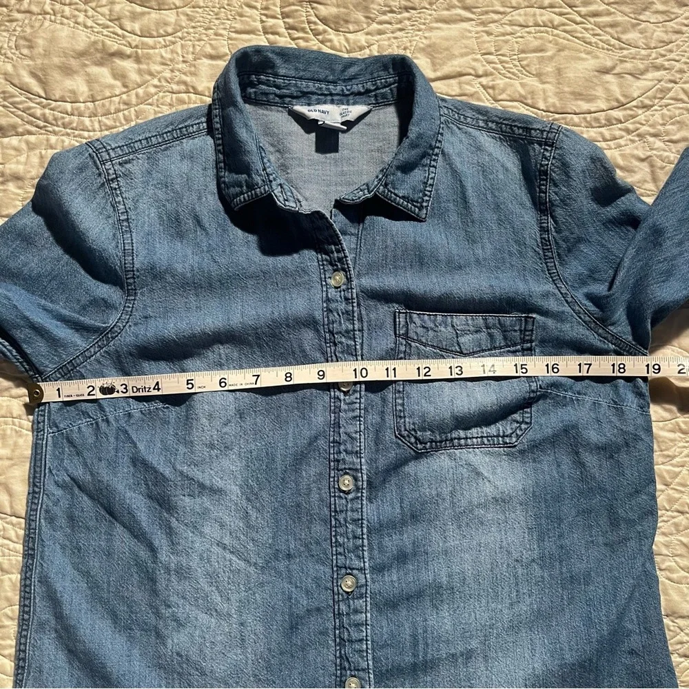 Old Navy medium wash denim button-down - M - Picture 6 of 7